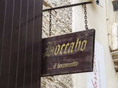 Ancor prima di entrare l�insegna ci rende subito nota la caratteristica del locale: dopo l�indicazione del nome dell�attivit� troviamo infatti inciso �...il bocconotto�
